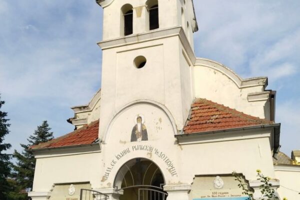 100-годишният храм в Звездица очаква помощ за пълното си възстановяване.