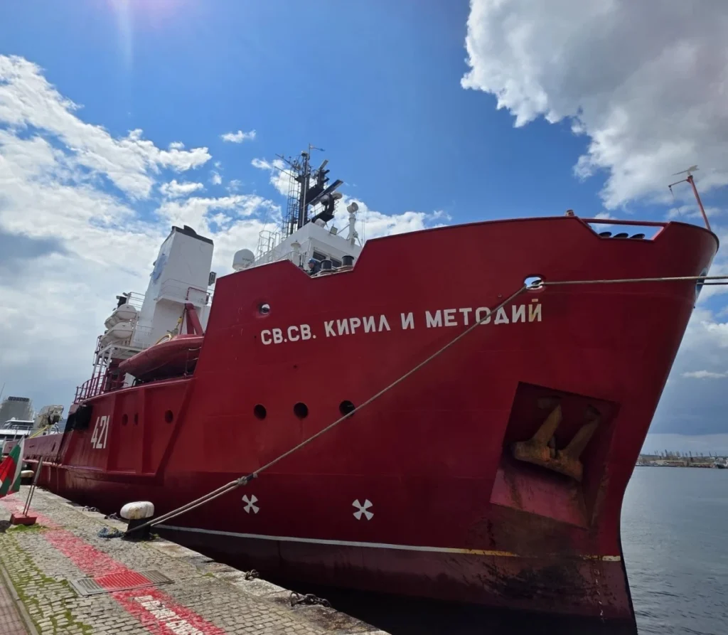 Посрещнаха с емоции полярниците във Варна след дълга мисия до Антарктида