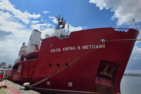 Посрещнаха с емоции полярниците във Варна след дълга мисия до Антарктида