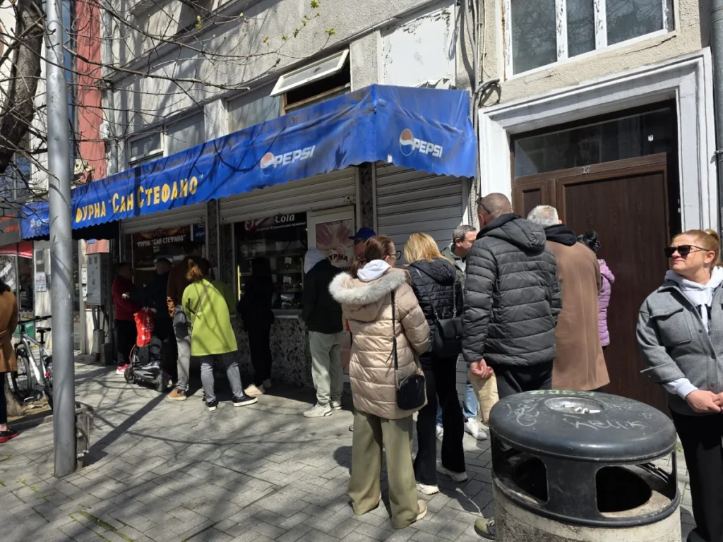 Велика събота с опашки: Пекарните във Варна пълни с клиенти