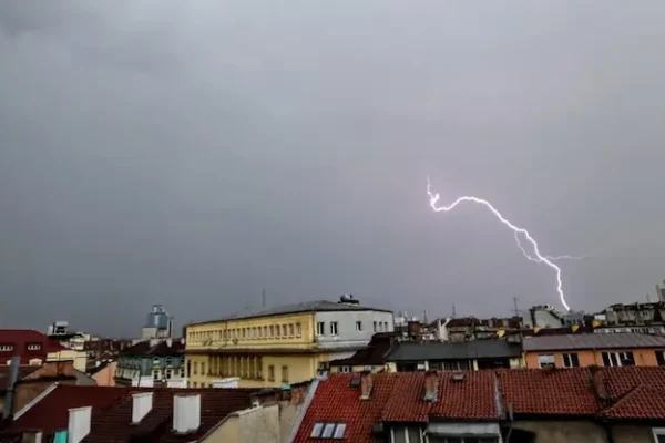 След слънчево начало идват бури и валежи в цялата страна