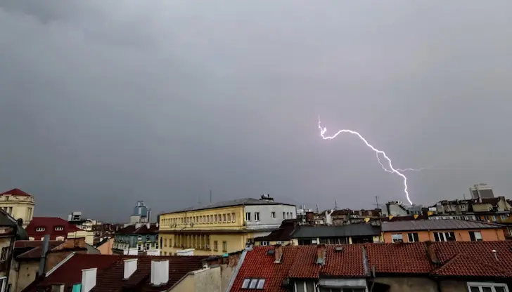 След слънчево начало идват бури и валежи в цялата страна