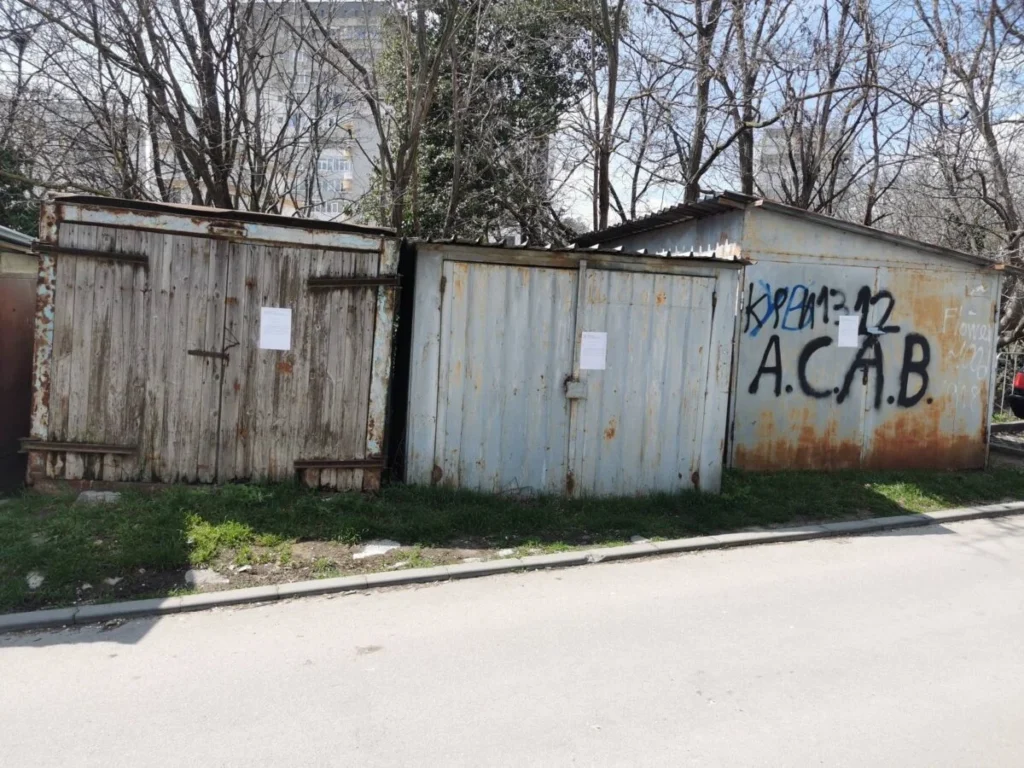 Първа победа за жителите на Цветния: махат гаражи и бараки