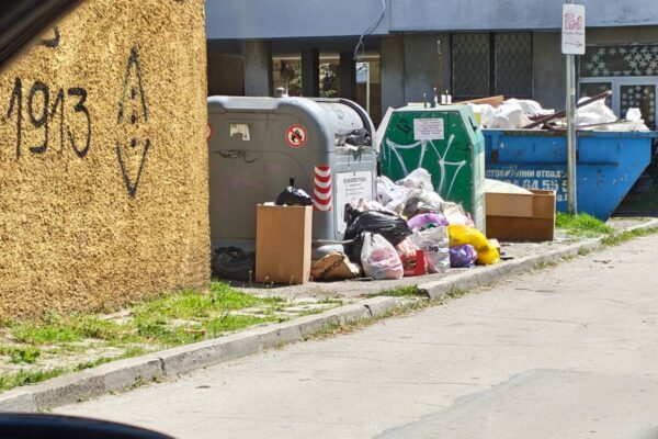 Отпадъците се трупат: повредена техника бави почистването във Варна