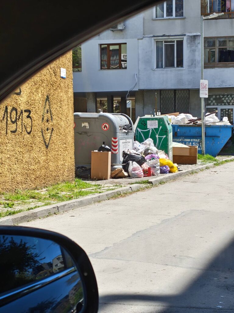 Отпадъците се трупат: повредена техника бави почистването във Варна