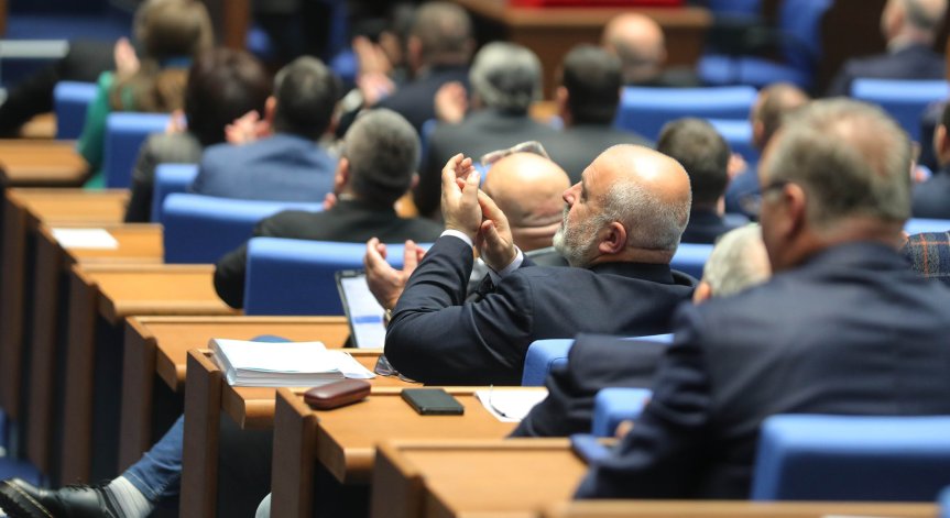 Представяне на платформи и сблъсък на визии: дебат между кандидатите за депутати.