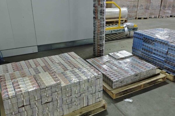 Огромна пратка контрабандни цигари заловена в Бургас.