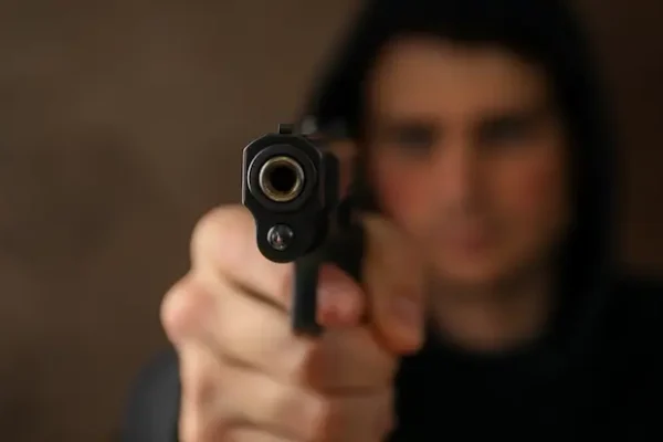 Задържаха мъж за въоръжен грабеж в салон във Варна