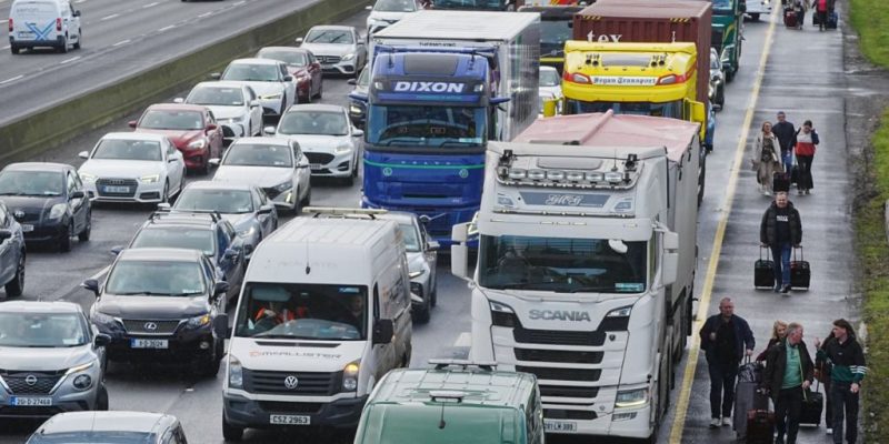 МВнР предупреждава: Протести и блокади в Ирландия