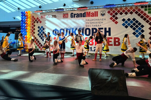 Варна посреща юбилейното 30-о издание на фестивала „Фолклорен изгрев“.