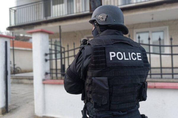 Разкриха схема за трафик на мигранти с участие на граничари