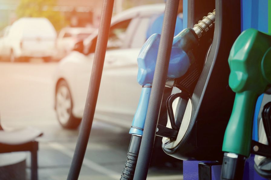 Дизелът поскъпва с всеки час, бензинът държи ниво.