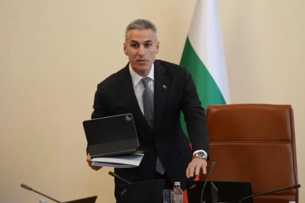 Гюров пренарежда властта в Министерския съвет с промени в правилника.