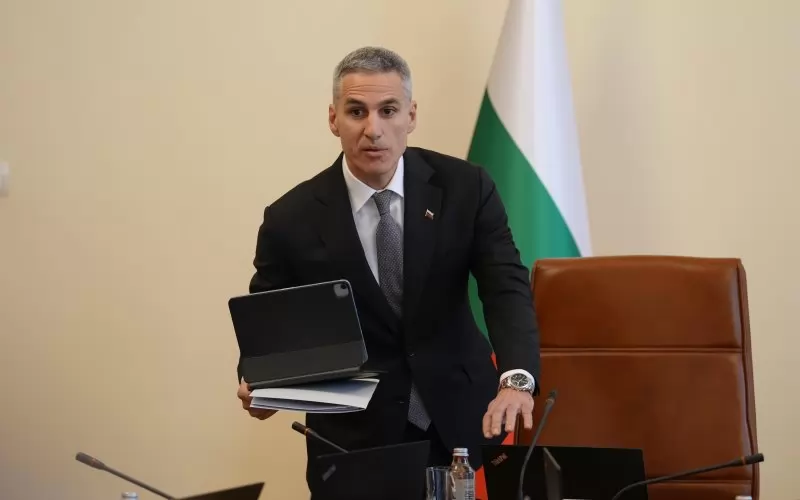 Гюров пренарежда властта в Министерския съвет с промени в правилника.