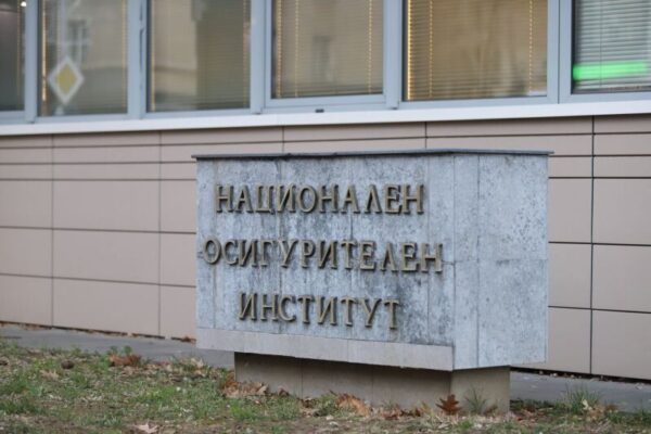 Започва изплащането на априлските пенсии и великденските добавки.