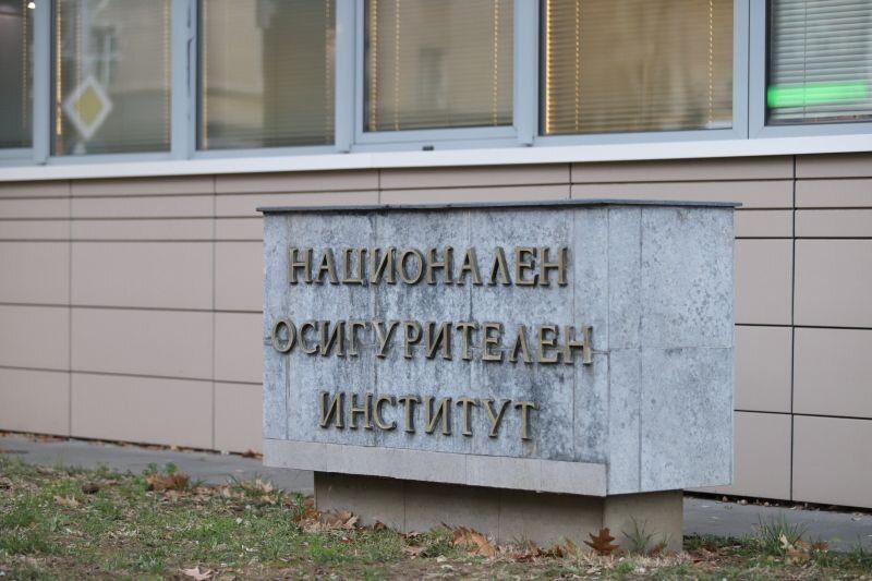 Започва изплащането на априлските пенсии и великденските добавки.