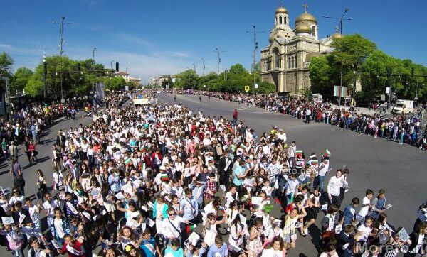 Варна отбелязва 24 май с мащабно общоградско шествие.