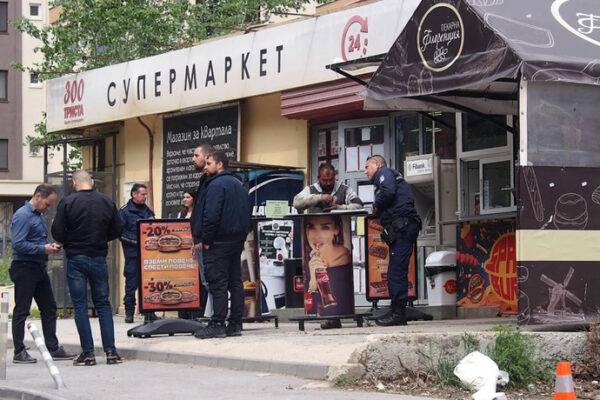 Лекари се борят за живота на жена след нападение в магазин във Варна