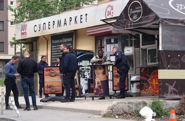 Лекари се борят за живота на жена след нападение в магазин във Варна