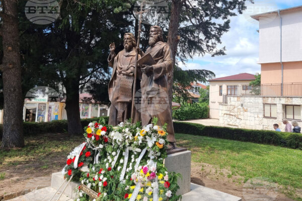 Аксаково откри първия в областта паметник на Кирил и Методий.