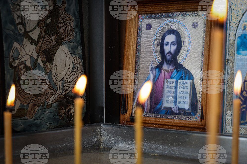 Православните християни отбелязват Черешова задушница.