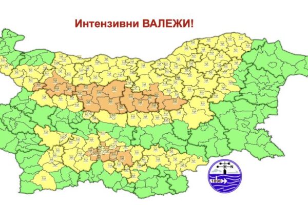 Дъждовен уикенд идва с бури, градушки и по-ниски температури