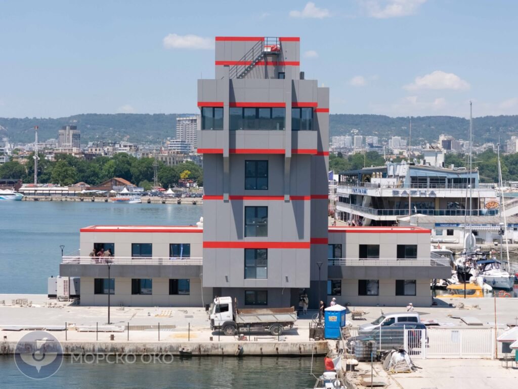 Новата рейдова кула на пристанище „Варна – Изток“ е пред завършване