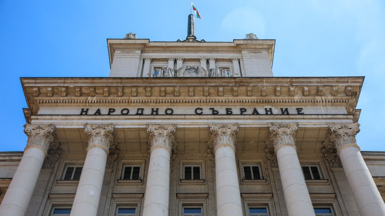 Отстраниха главния секретар на Народното събрание