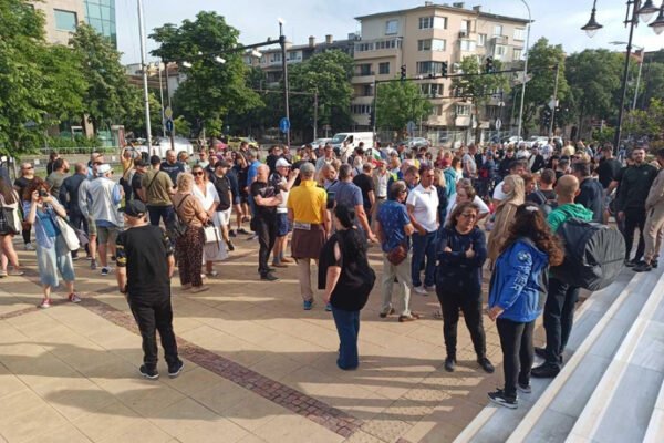 Граждани излизат на протест пред Община Варна на 8 юни