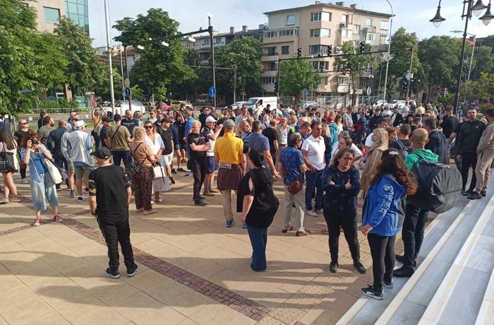 Граждани излизат на протест пред Община Варна на 8 юни