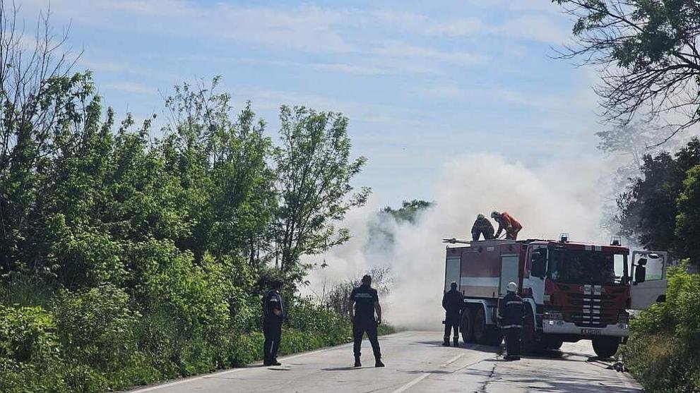 Пожарникари гасиха склад за гуми край Крайезерния път във Варна