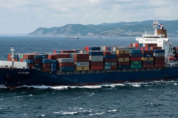 Нов удар по кораб в Черно море: контейнеровоз отива на ремонт във Варна