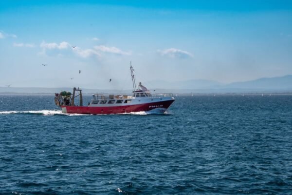 Турски риболовен кораб потъна след атака в Черно море