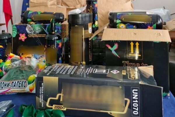 Във Варна задържаха 26-годишен за продажба на райски газ на деца