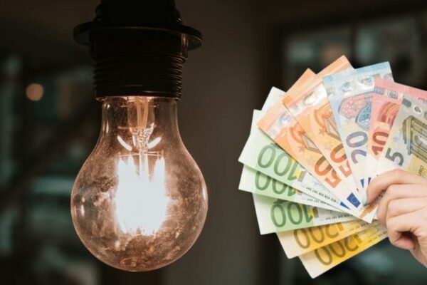 Токът и парното поскъпват от юли, КЕВР обсъди новите цени