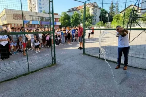 Седмокласници и десетокласници решават днес НВО по математика.
