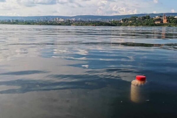 Експерти взеха проби от Варненското езеро след сигнал за замърсяване