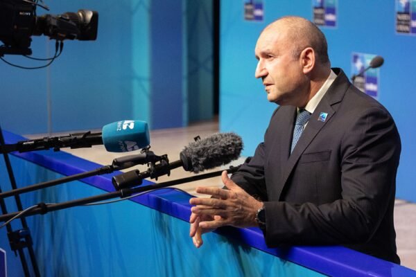 България е разкъсана между два свята заради противоречията по Украйна.