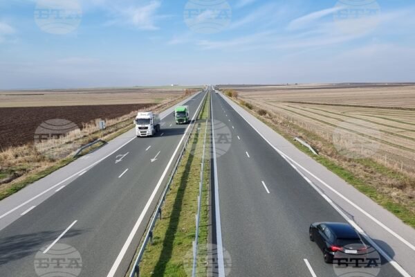 Временно спират камионите над 12 тона по „Тракия“ и „Струма“ в пиковите часове.