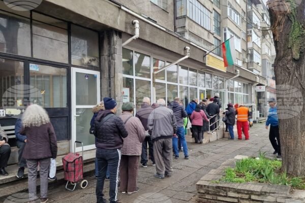По-високи пенсии и нови условия за отпускането им от днес.