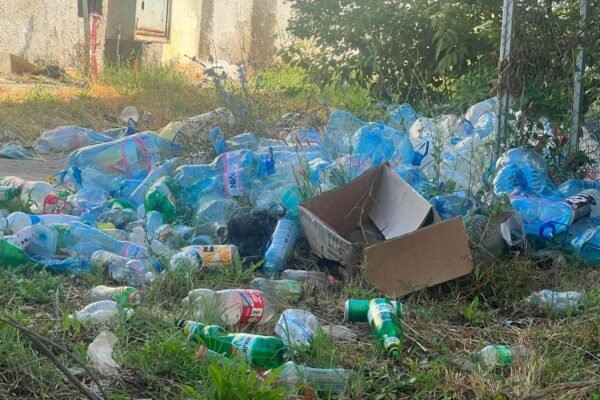 Купчина пластмасови туби и бутилки расте зад супермаркет във „Владиславово“