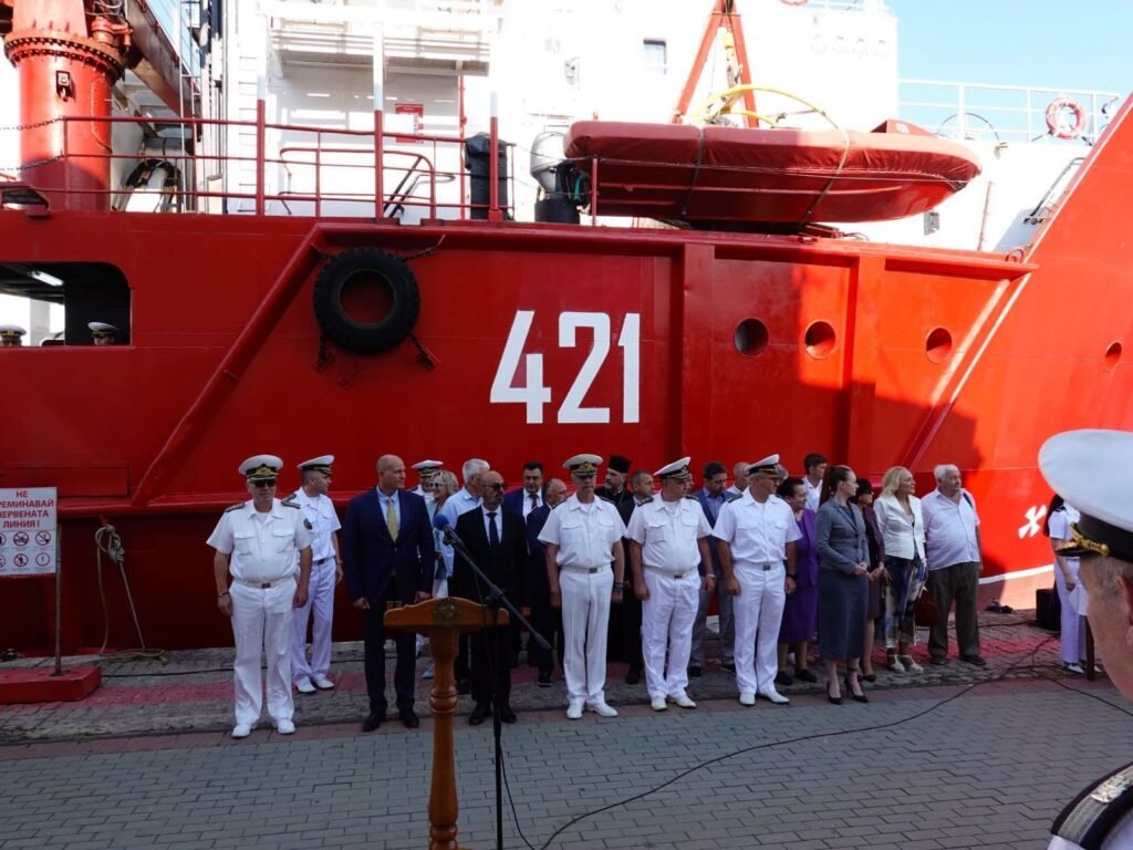 НИК 421 отбеляза пет години във ВВМУ и се готви за Антарктида 