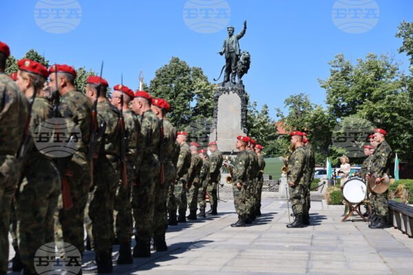 Карлово отбелязва 189 години от рождението на Васил Левски с богата празнична програма.