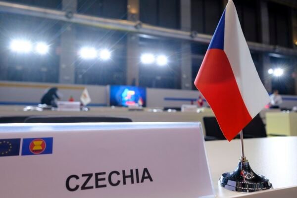 Русия се опитва да раздели европейските общества чрез хибридни операции, предупреждават полските служби