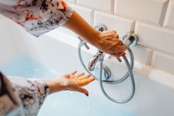 Ремонт оставя квартали във Варна без топла вода за три дни