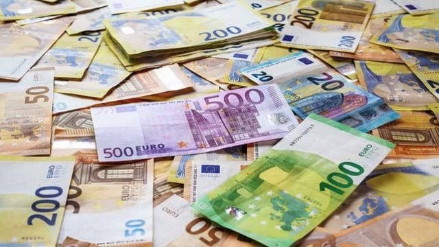 Българите затъват в кредити, банките не виждат риск