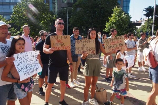 Варненци протестираха срещу презастрояването и незаконния строеж в кв. „Чайка“