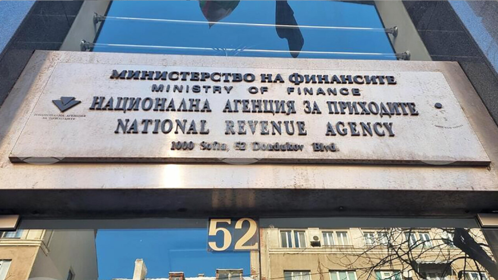 Разследват двама инспектори на НАП за подкуп в Черноморец 