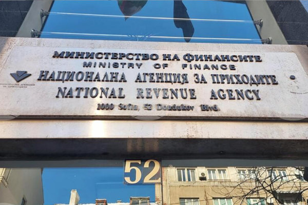 Разследват двама инспектори на НАП за подкуп в Черноморец