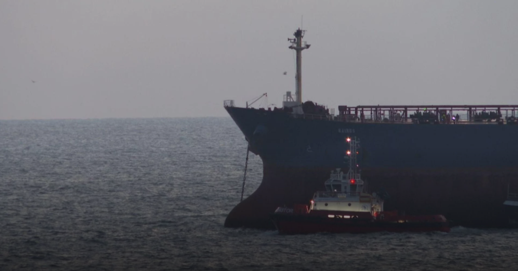 Тревожни следи в Черно море: какво изтича от танкера „Кайрос“? 